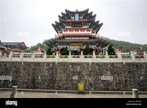 tianmen mountain temple architecture Stock Photo - Alamy