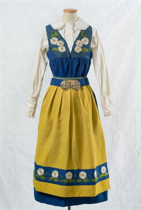 Traditional Swedish Clothing: The National & Regional Folk Costumes of ...