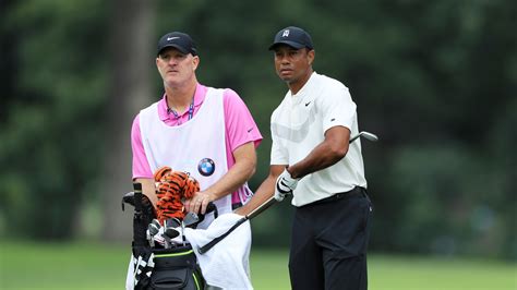 Tiger Woods’s Caddie Is a Reluctant Star - The New York Times