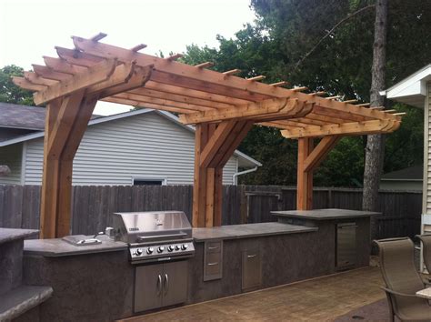 Outdoor kitchen with cantilever pergola #PergolaForSaleLowes | Pergola ...