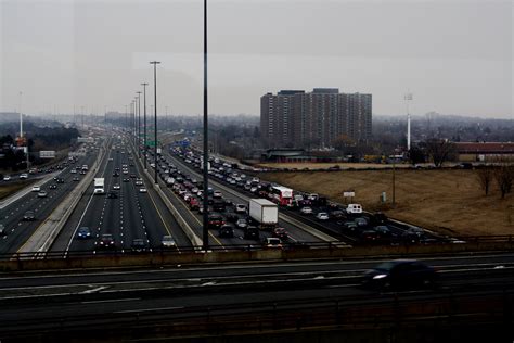 File:401 Traffic Jam.jpg - Wikimedia Commons