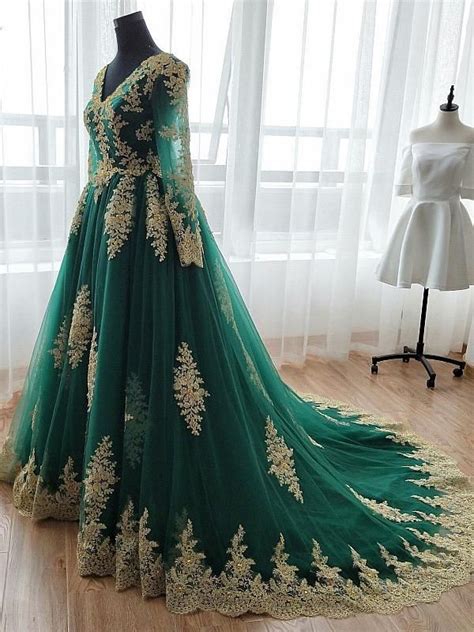 Beautiful green and gold wedding dress | Mode wanita, Wanita, Mode