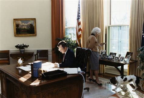 President and Mrs. Bush in the Oval Office - White House Historical ...