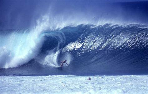 70 Stunning & Thrilling Photos for the Biggest Waves Ever Surfed | Pouted.com