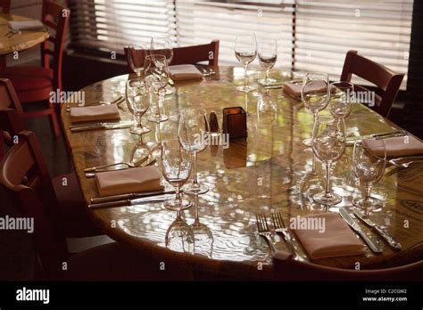 restaurant table setting Stock Photo - Alamy