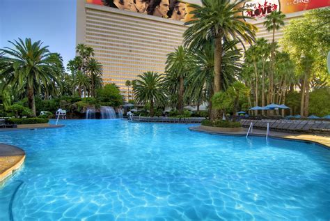 A Summer Guide to the Hottest Vegas Pools