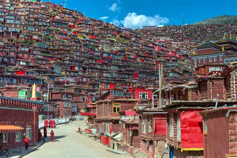 Mountain village in Tibet : UrbanHell