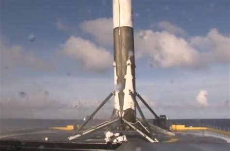 SpaceX Falcon 9 booster leans in for at-sea landing – GeekWire