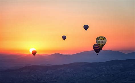 Royalty-Free photo: Hot air balloon on mid air | PickPik