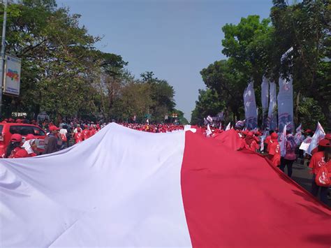 Panggung Bara JP dan Bendera Raksasa di Patung Kuda | Tagar