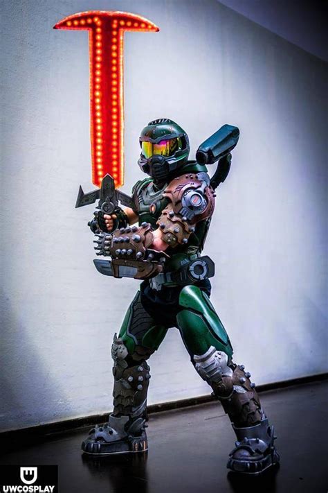 Cosplay: Der Doom Slayer aus DOOM Eternal steigt aus der Hölle empor!