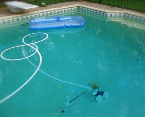 File:Pool-cleaner.jpg - Wikimedia Commons