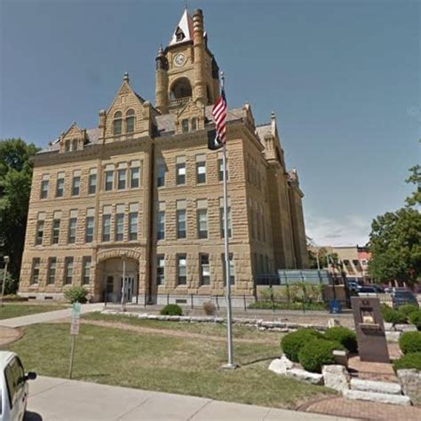 Marion County Courthouse (Iowa) in Knoxville, IA (Google Maps)