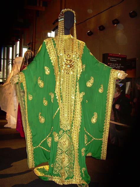 Kuwaiti darra'a and thobe - an example of traditional Arab clothing. #khaleeji #jalabiya ...