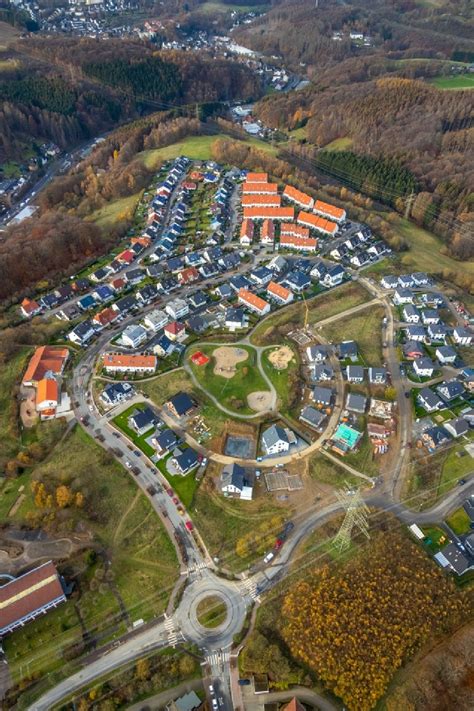 Lüdenscheid von oben - Stadtrand und Außenbezirks- Wohngebiete im ...