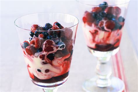 Frozen berries with hot-toddy cream