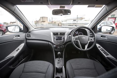 Top 31+ imagen hyundai accent hatchback interior – Thcshoanghoatham ...