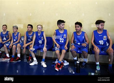 Children playing basketball team hi-res stock photography and images - Alamy