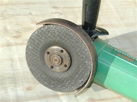 Using an Angle Grinder Safely for Cutting and Grinding | Dengarden