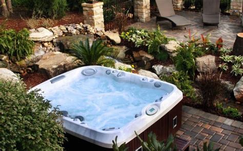 30 Stunning Garden Hot Tub Designs