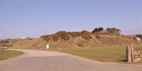 Earth wall around Goon Rinsey farm © David Smith cc-by-sa/2.0 :: Geograph Britain and Ireland