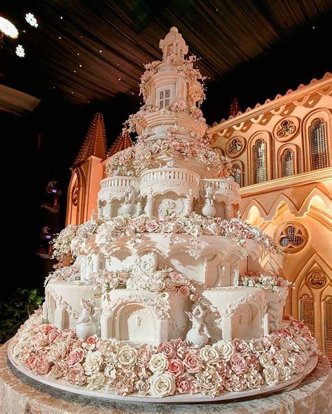 Huge Wedding Cakes, Castle Wedding Cake, Extravagant Wedding Cakes ...