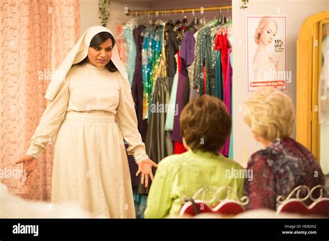 THE MINDY PROJECT, (from left): Mindy Kaling, Rhea Perlman (back to ...