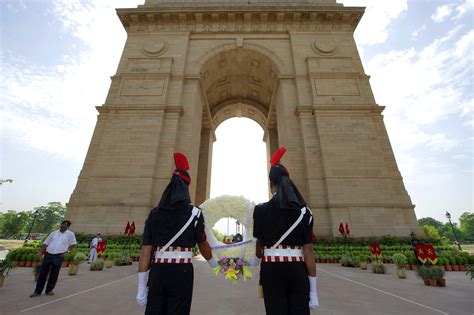 Indian Army Soldiers paying tribute to Martyrs image - Free stock photo ...