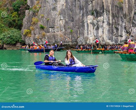 Kayaking in Ha Long Bay, Vietnam Editorial Stock Image - Image of green, destination: 170174924