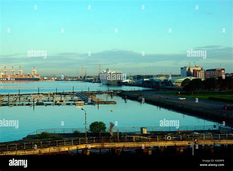 SOUTHAMPTON DOCKS & SOUTHAMPTON WATER Stock Photo - Alamy