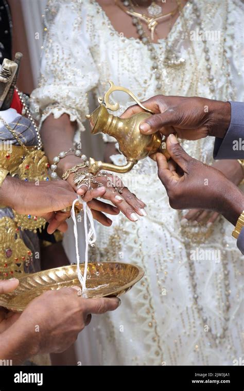 sri lankan poruwa ceremony Stock Photo - Alamy