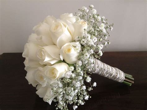 ramo de rosas blancas con volado de gypsophila #ramo #rosas https://www ...