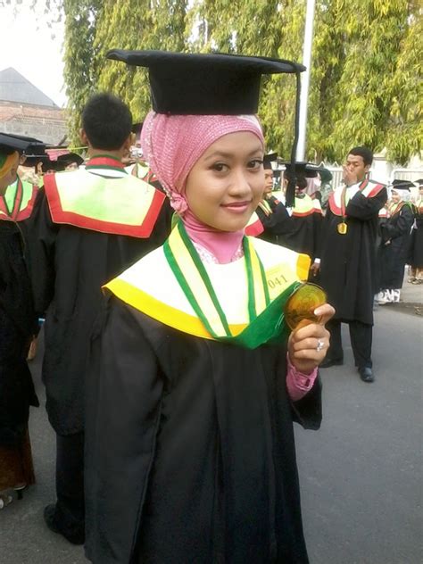 wisuda sarjana | Fashion, Dresses, Academic dress