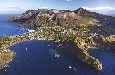 Vue aérienne de l’ile Vulcano (Italie)