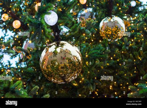 Boules de Noël sur l'arbre de Noël. Grandes boules de Noël sur l'arbre de Noël artificiel Photo ...