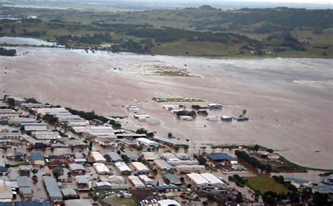 Flooding overwhelms Australian towns after cyclone | New Straits Times ...