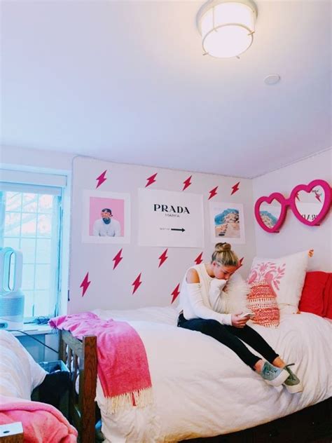 Pinterest: @chloechristner | Dorm room designs, Preppy room, Dorm room ...