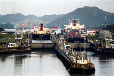 File:Panama Canal Miraflores Locks.jpg - Wikipedia