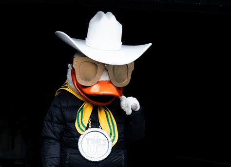 Watch: Oregon Ducks mascot takes field in cowboy hat, sunglasses, but ...