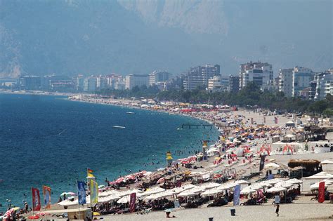 Tourists, locals head to beaches as temperature hits high in Antalya | Daily Sabah