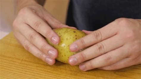 How To Peel A Delicious Potato In Five Seconds | Gizmodo Australia