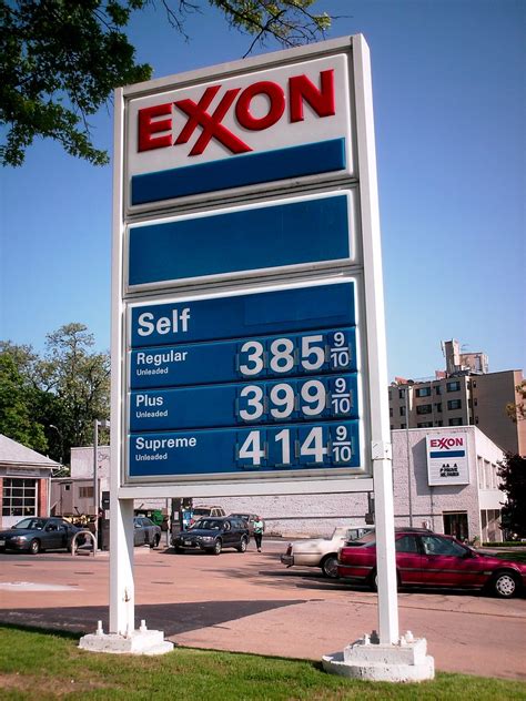 Exxon gas station sign | Sign showing gas prices at an Exxon… | Flickr