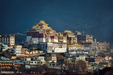 Tibetan Plateau Landscape Photos and Premium High Res Pictures - Getty ...