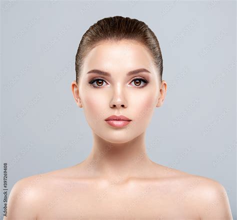 Front portrait of a white young woman with beauty face - isolated. Skin care concept. Stock 写真 ...