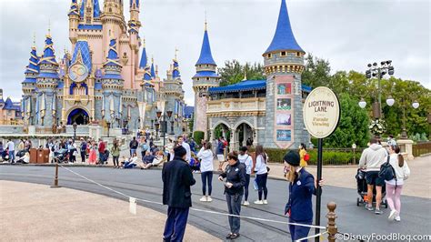 PHOTOS & VIDEOS: All Guests Can See the Christmastime Parade in Disney ...