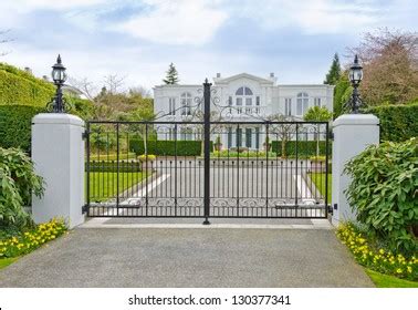 17,144 Luxury House Gates Images, Stock Photos, and Vectors | Shutterstock