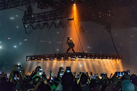 Kanye West plays it straight at (surprisingly) focused NYC concert - nj.com