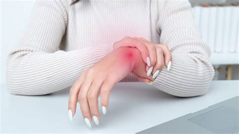 What are the First Symptoms of Arthritis in Hands?