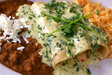 Prueba estas riquísimas enchiladas de rajas con pollo en salsa verde