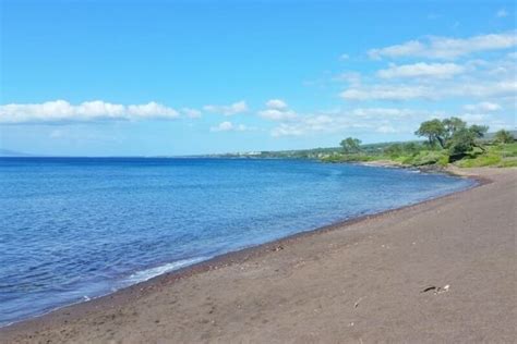 Oneuli Beach (quiet + views!) 🌴 a kind of black sand beach in South Maui 🌴 Hawaii travel blog ...